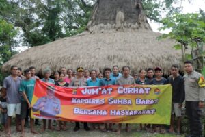 Sambangi Kampung Jaga Ngara, Kapolres Sumba Barat Gelar Jumat Curhat dan Salurkan Bantuan Sosial untuk Warga