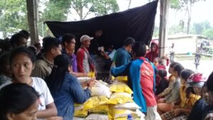 Tidak Peduli Hujan Lebat Warga Tetap Serbu OPM Desa Kabali Dana