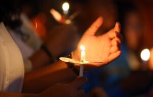 Guyuran Hujan dan Listrik Padam Tidak Surutkan Semangat Umat Kristiani untuk Beribadah Paskah