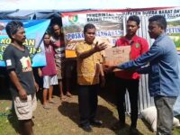 Difasilitasi Camat YTK, Bantuan Kemanusiaan PKBSI Jatim dan dr. Asyera Wundalero Disalurkan kepada Korban Puting Beliung