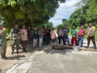 Bersama Warga Tripikacam Loura Sukses Gelar Kerja Bakti Tambal Jalan Berlubang di Sejumlah Titik