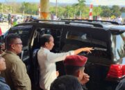 Tiba di Bandara Lede Kalumbang Presiden Jokowi Sempatkan Diri Bercengkerama dan Selfie dengan Warga