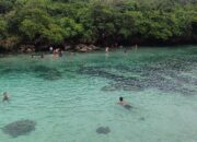 Di Laguna Wee Kuri Ada Penjaja Souvernir, Pedagang Minuman, dan Gadis Juru Potret Setia Kais Rezeki