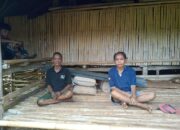 Pemdes Homba Rande Bantu Pembangunan Rumah Warga Penerima Bantuan RLH Pemprov NTT yang Mangkrak