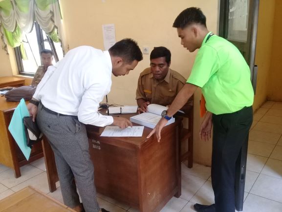 Station Manager PT JAS, Josep Stevan (kiri) didampingi asistennya, Naaman Oscar Bili (kanan) saat memeriksa dokumen bersama staf Disnakertrans Kabupaten SBD, Senin (06/11/2023).