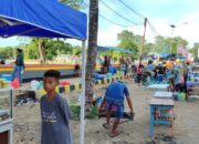 Meski Ramai, Alun-Alun Kota Tambolaka Terlihat Kumuh karena Sampah Pengunjung