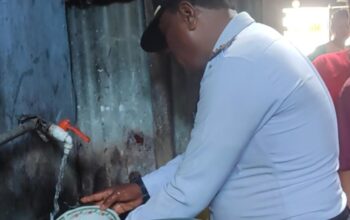 Tegur Pemilik Warung Soal Kebersihan, Camat Kota Tambolaka Praktikkan Cara Cuci Piring yang Benar
