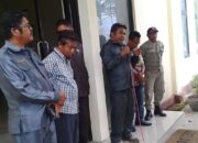 Unjuk Rasa di Rumah Rakyat, Audiensi Germasum Peduli SBD dengan Anggota Dewan Berlangsung di Depan Pintu DPRD