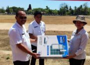 PT Bumi Indah Sumbang 10 Buah Lampu Jalan untuk Penerangan Alun-Alun Kota Tambolaka